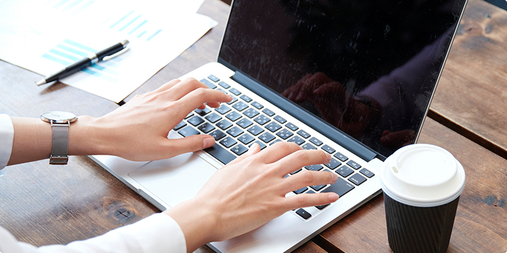 WEBから問い合わせを行うイメージ