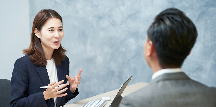 企業と担当者がヒアリングを行うイメージ