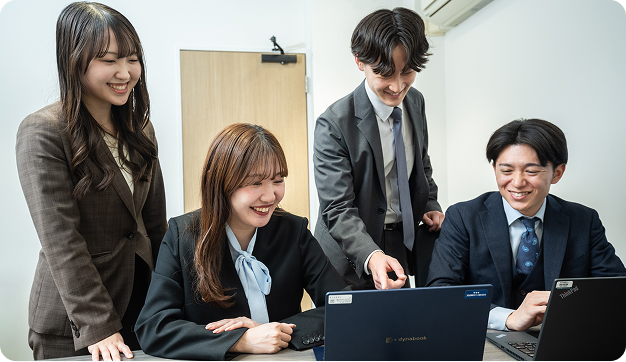 チームで協力しながらエンジニア育成と技術共有を行う職場環境のイメージ