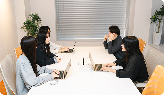 チームで議論しながらスキルや知見を共有する会社文化のイメージ