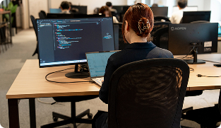 データ分析の現場で活躍する人物像とチームワークのイメージ