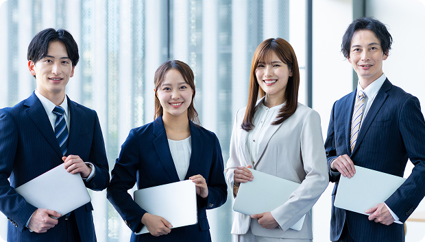 若手エンジニア専門エージェント「PITキャリア」による転職サポートを紹介するビジュアル。スーツ姿の男女4人が笑顔で並ぶ写真。